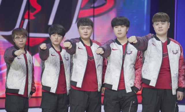 其队员的身 其队员的身